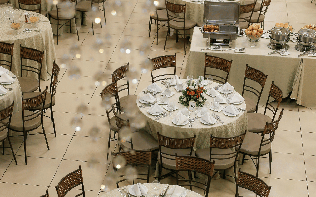 Banquete elegante en la Masia en Polinyà Can Mauri con mesas vestidas para celebración