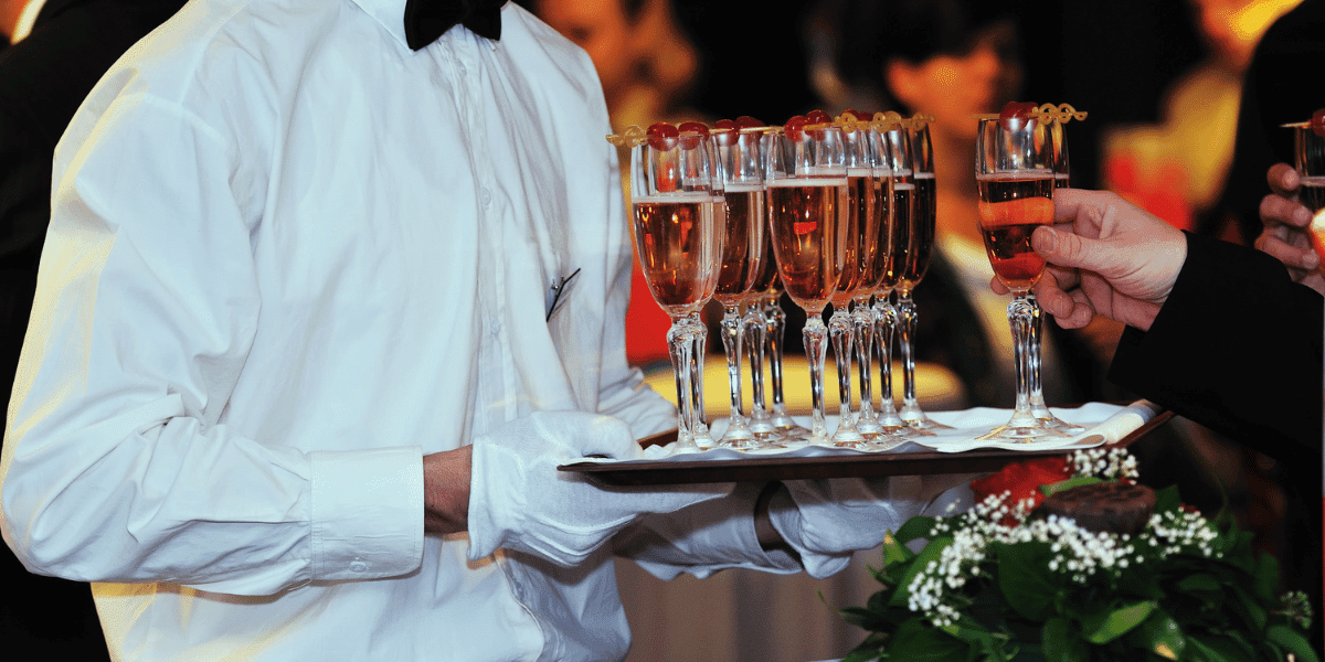 Grupo de personas celebrando un evento corporativo en la Masía en Sant Cugat