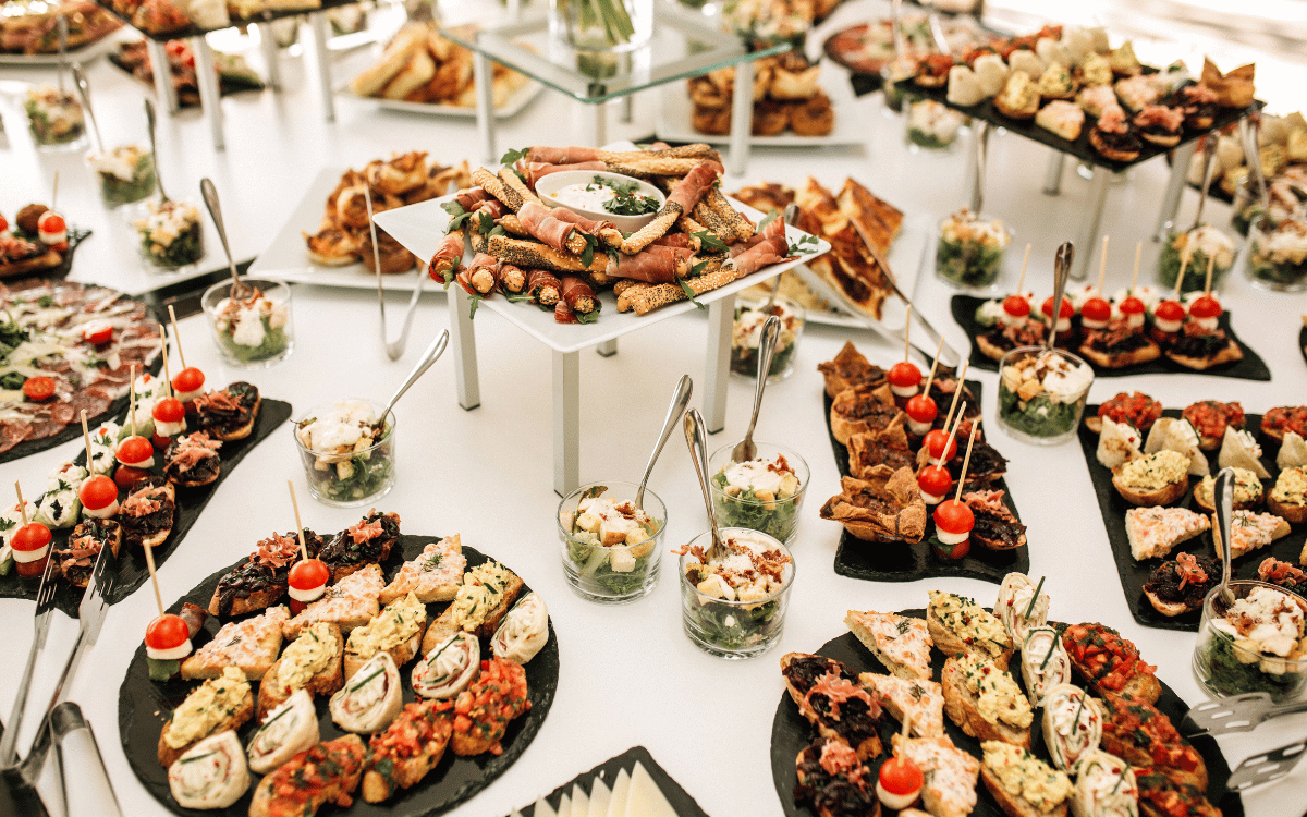 Detalle de entrantes elaborados con producto de temporada en la Masía en Sant Cugat