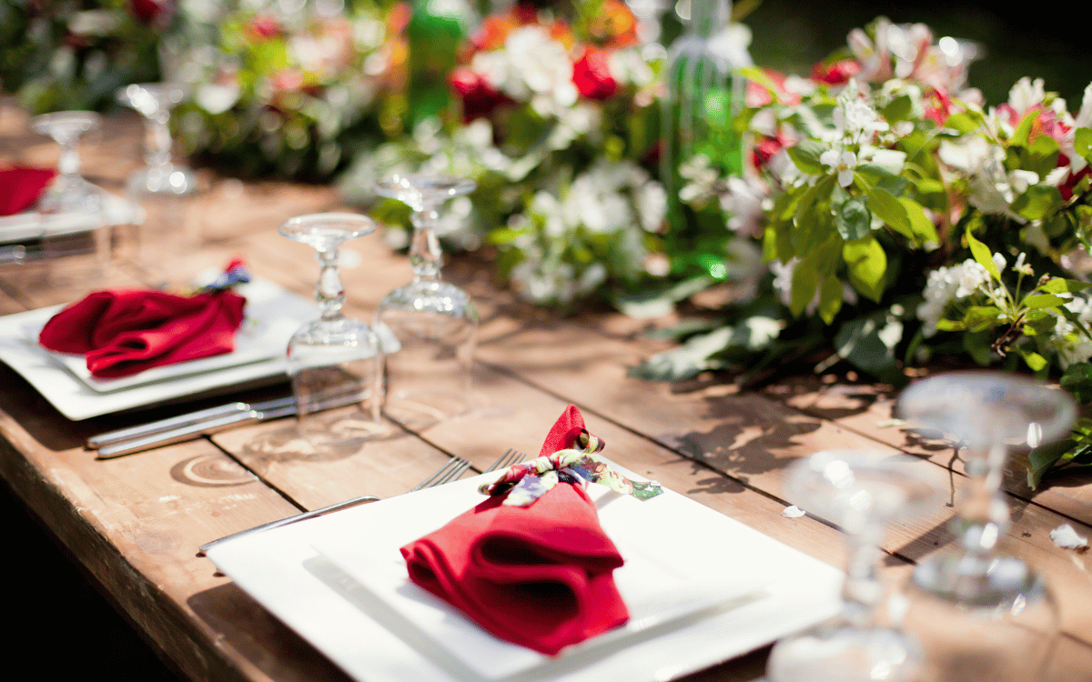Mesa de comida preparada para evento corporativo en la Masía en Sant Cugat