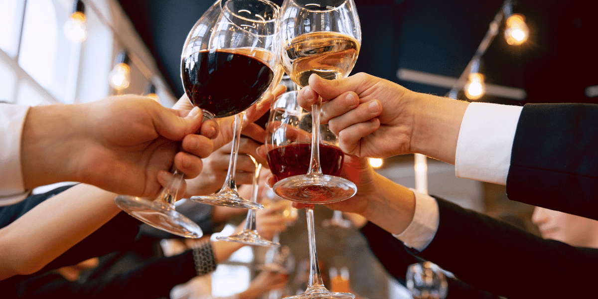 Invitados brindando con copas en una masía para celebraciones en Sabadell