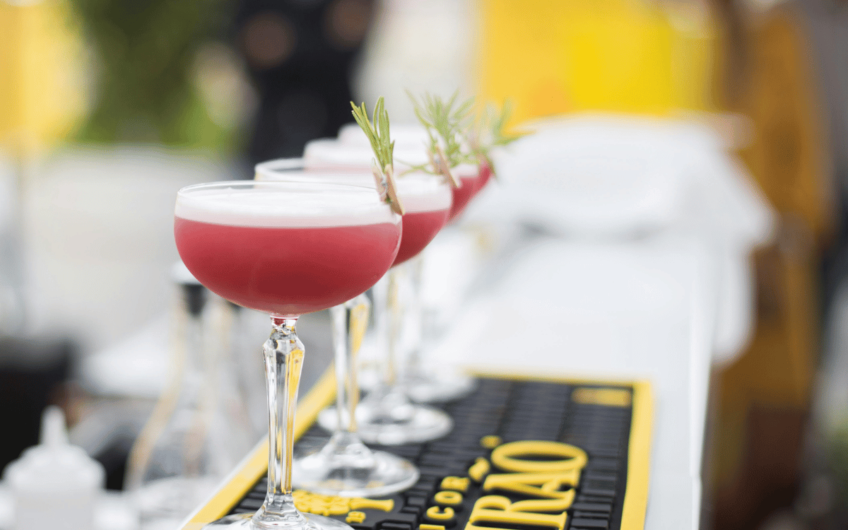 Copas alineadas en mesa decorada en masía para celebraciones en Sabadell
