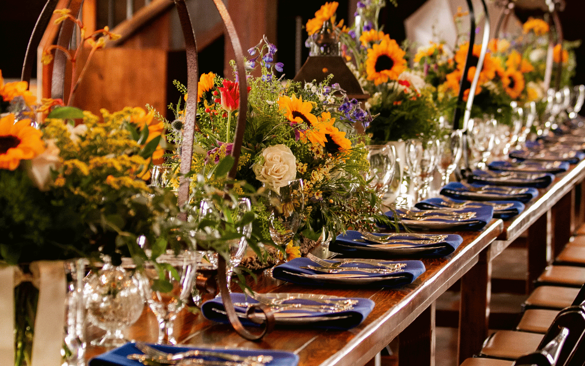 Salón preparado para celebración en una masía para celebraciones en Sabadell