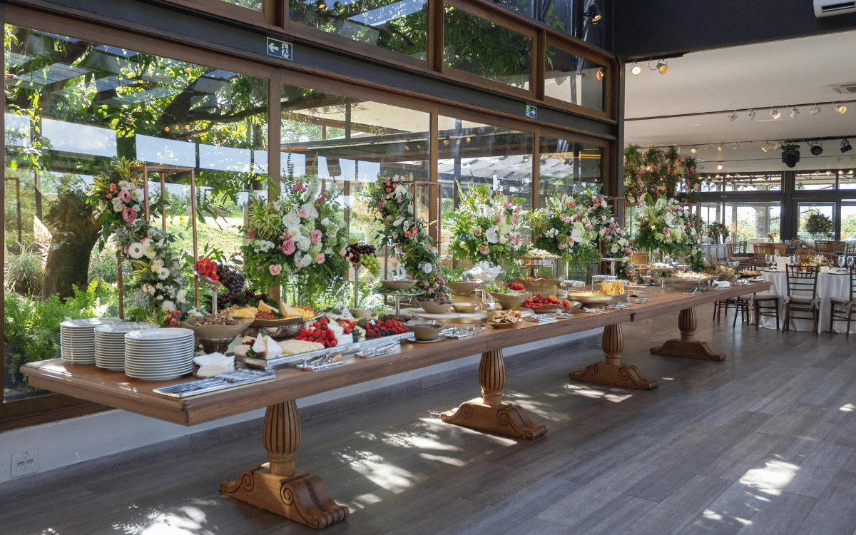 Mesa con copas preparadas para banquete en masía para celebraciones en Sabadell