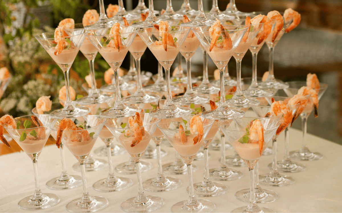Copas de cristal con vino blanco en una mesa de masía para celebraciones en Sabadell