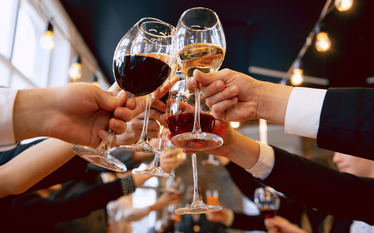 Invitados brindando con copas en una masía para celebraciones en Sabadell