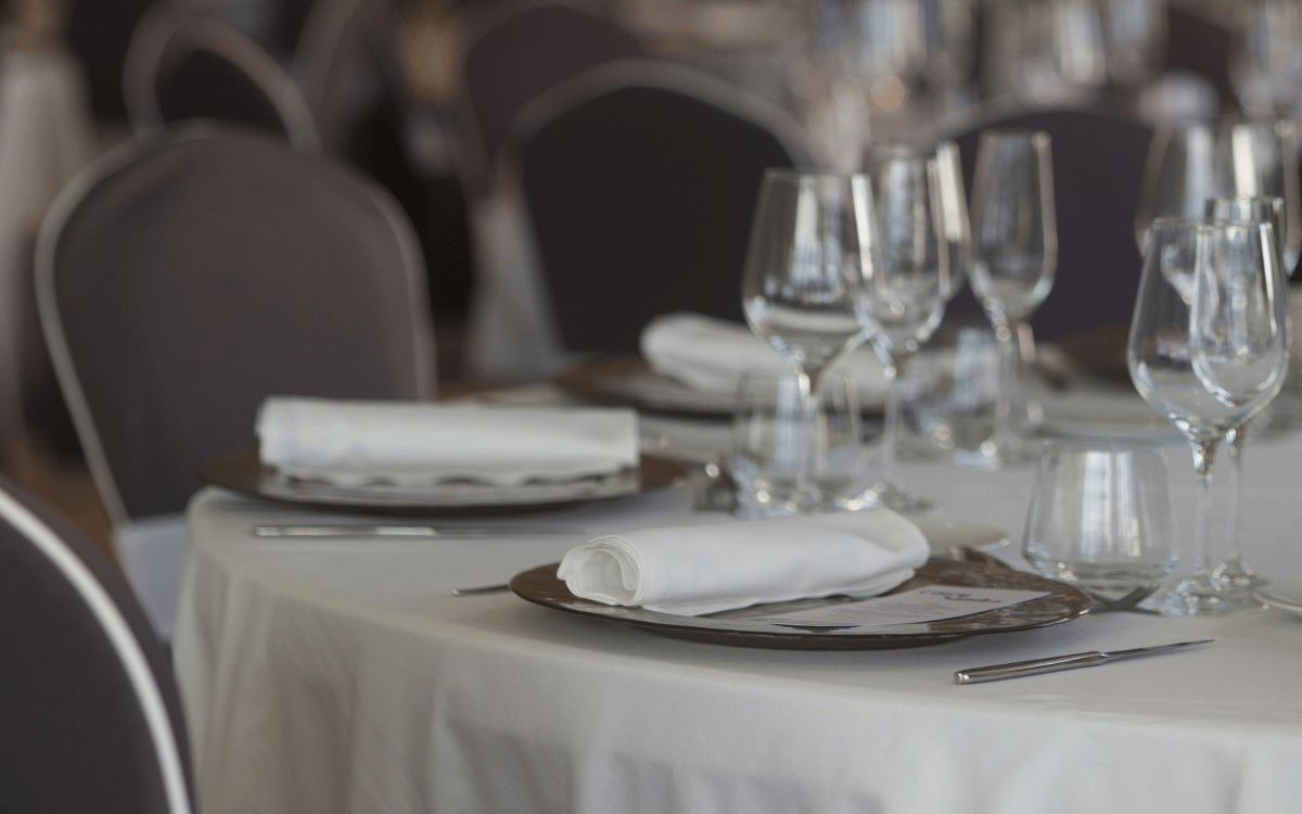 Mesa elegante en masía para evento en Polinyà