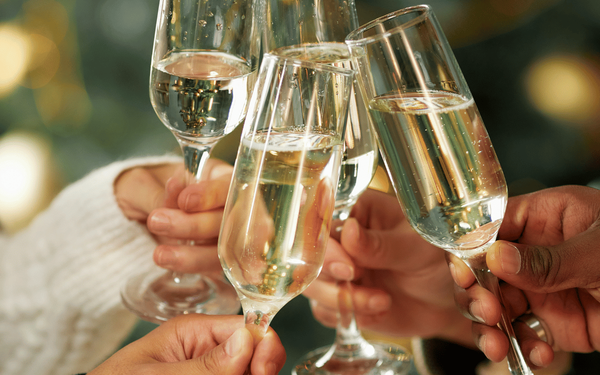 Grupo de personas celebrando evento en una masía en Polinyà