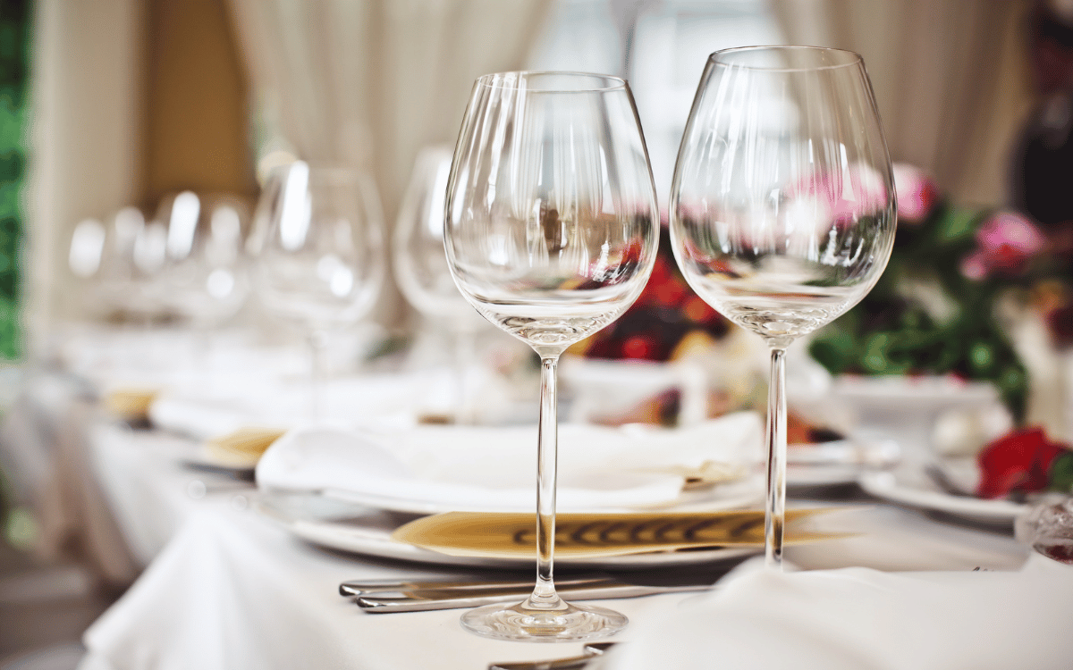 Salón interior de la masía preparado para bodas en el restaurante en Polinyà