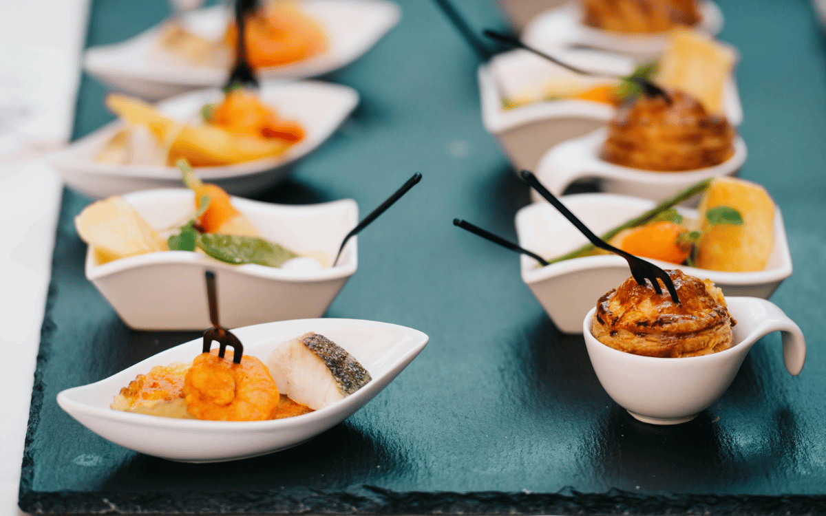 Espacio gastronómico elegante en Can Mauri con ambiente cálido y natural