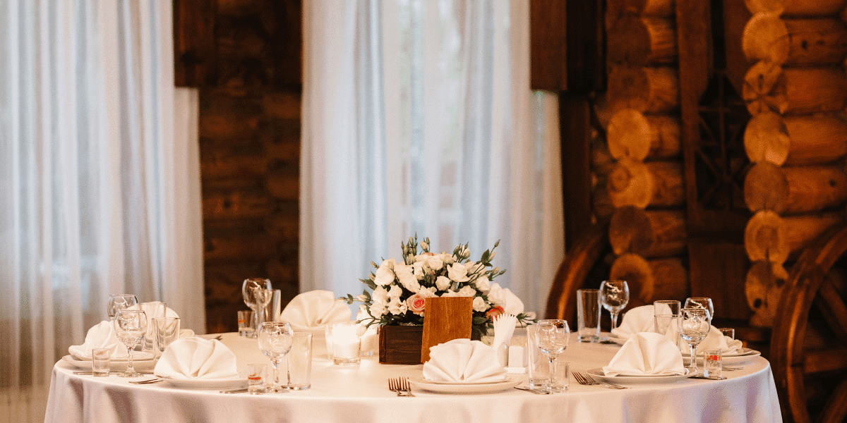 Banquete de boda en la masía para casamientos en Polinyà con mesas decoradas