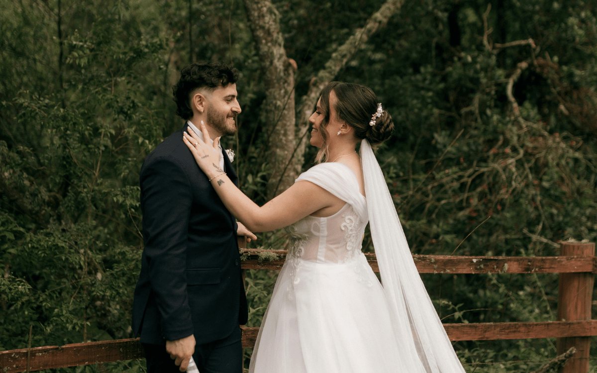 Pareja caminando por los jardines de la masía para casamientos en Polinyà