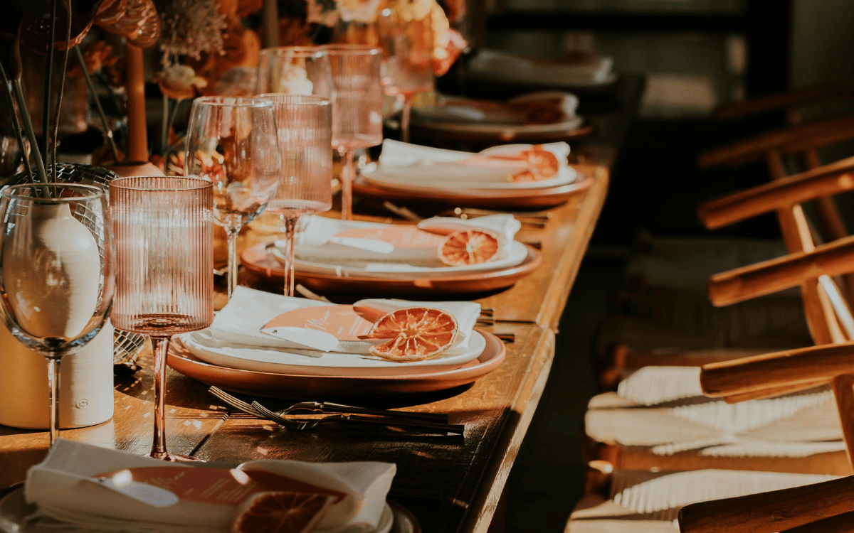 Banquete de boda en la masía para casamientos en Polinyà con mesas decoradas
